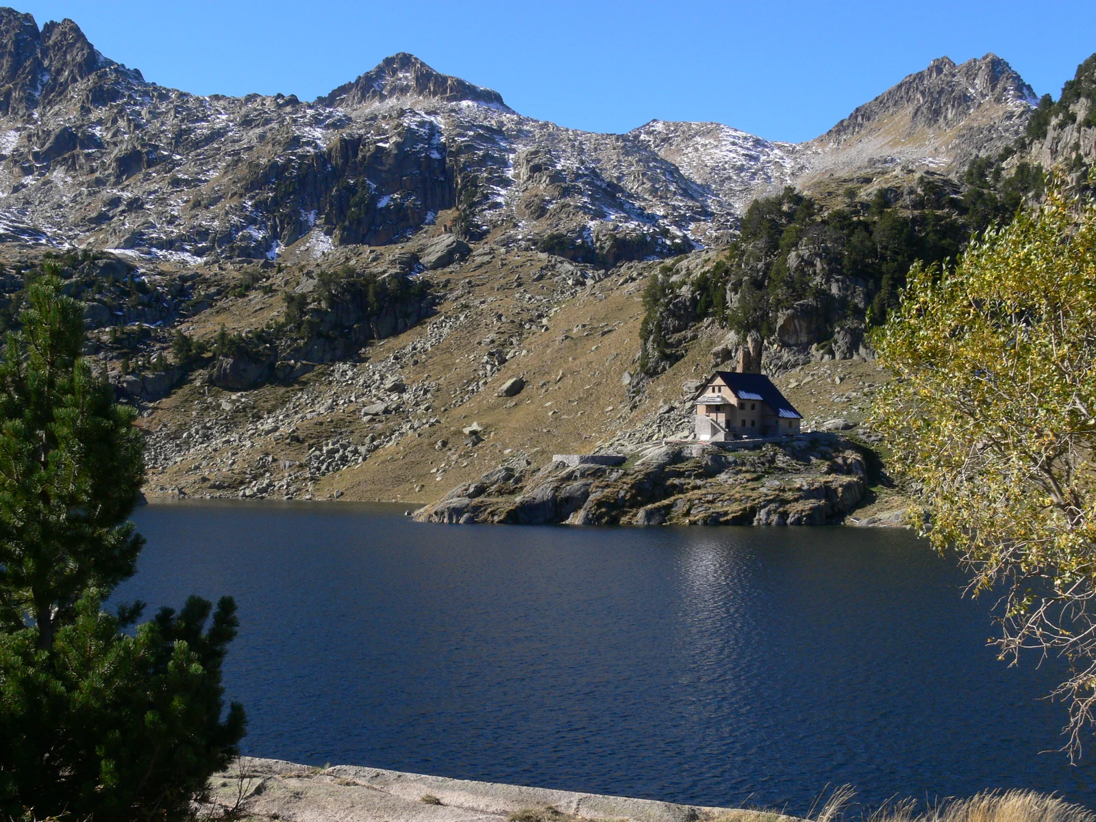 Lago Mayor de Colomèrs y refugio bajo las cumbres
