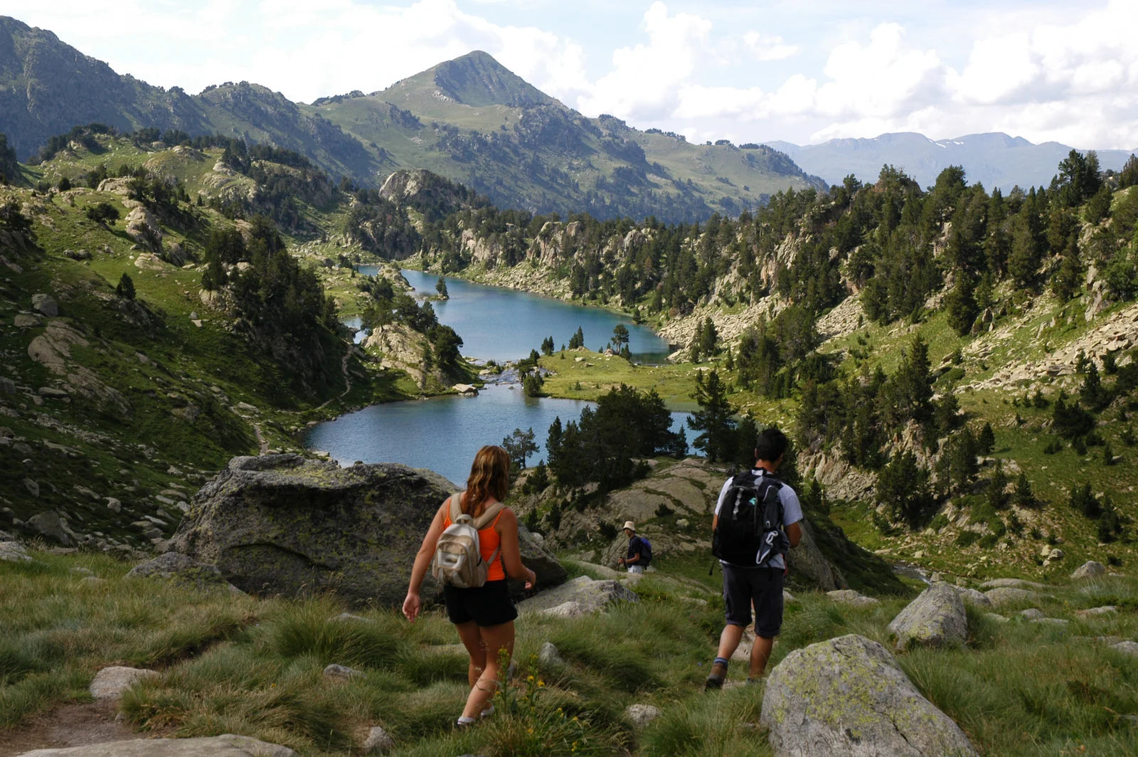 Excursionistas recorren el paisaje de lagos de Colomèrs