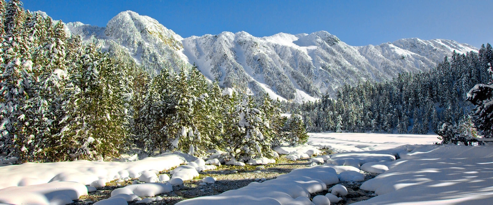 Cordillera del Sendrosa nevada al llegar al Pla des Banhs, junto al río Aiguamòg