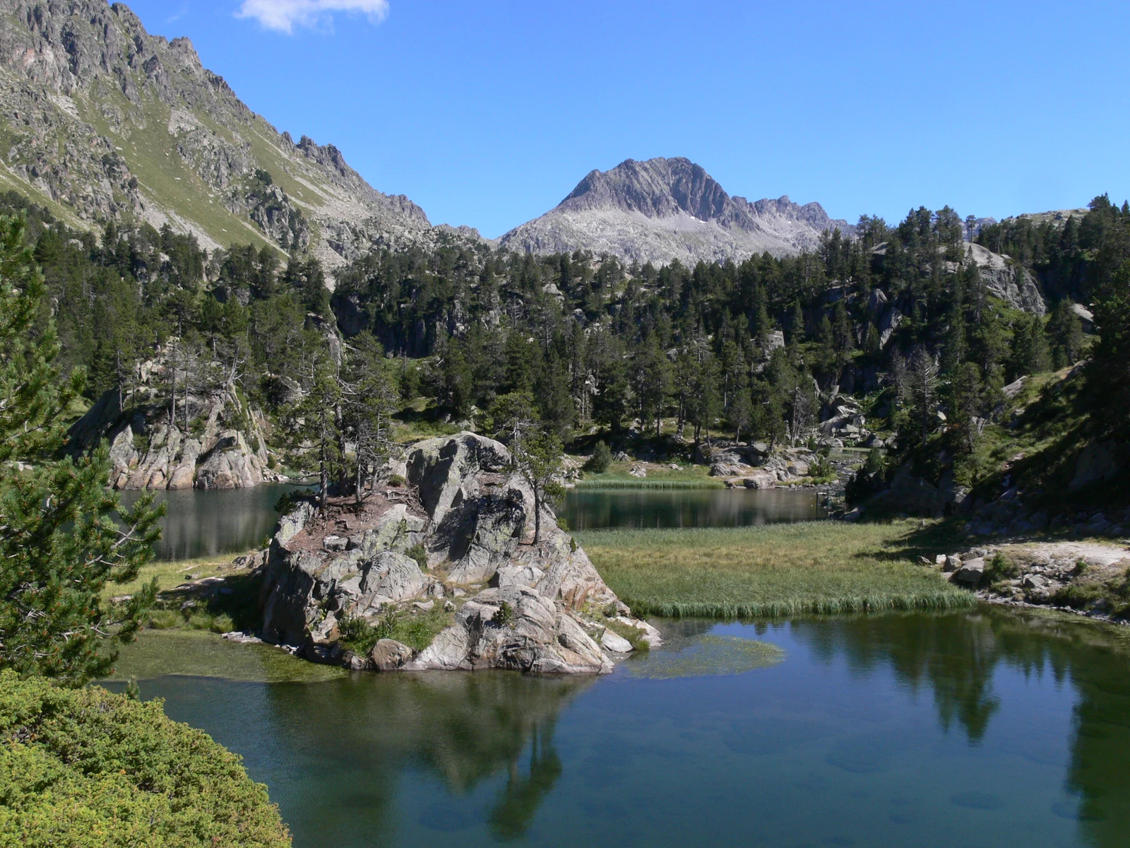 Lagos y montañas de Colomèrs en el entorno de una travesía de alta montaña